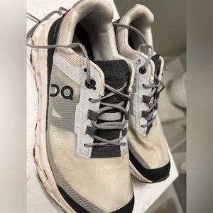 On cloud sneakers size 6